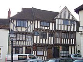 Photographie en couleurs de la demeure de Dick Turpin à Thaxted, dans l'Essex. Une grande bâtisse blanche à colombages en bois constituée de plusieurs fenêtres.