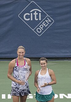 Yanina Wickmayerová a Lauren Davisová, 2016