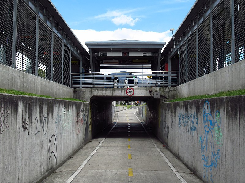 File:2019 Bogotá - Ciclorruta en la estación CAN de Transmilenio.jpg