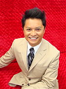 Alec Mapa interprète Suzuki St. Pierre