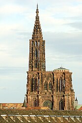 La Cathédrale au-dessus des toits de Strasbourg