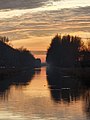 Le canal au coucher du soleil.