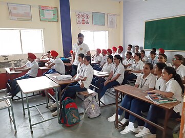 WiR teaching about various Wiki Projects to School students