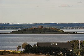 Kalø slottsruin sett fra Egens kirke