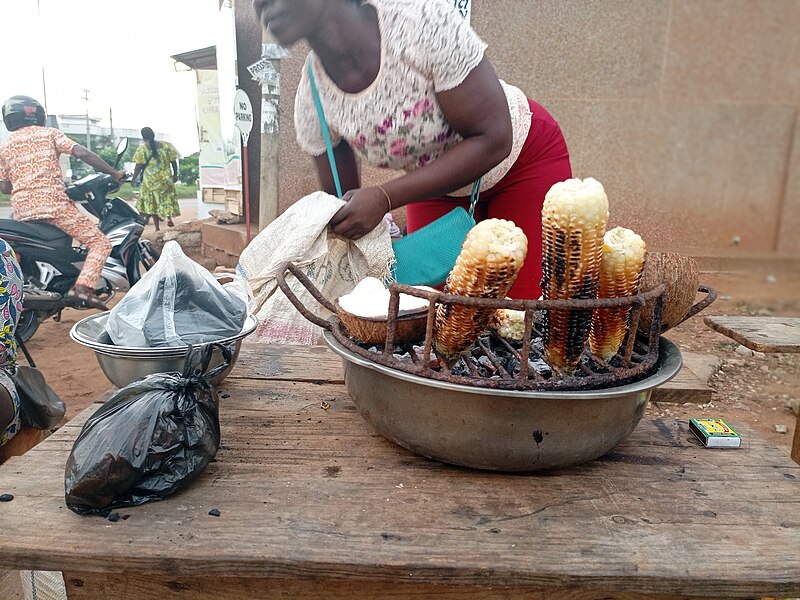 File:Revendeuse de maïs fumé à Lomé (Togo) 05.jpg