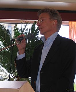 Willem Smink tijdens de opening van een nieuwbouwproject in Groningen, 17 mei 2005