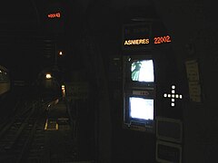 Écrans en tête du quai au nord de la ligne (la direction d'Asnières est tracée).