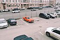 Eingezäunter Autoparkplatz in Moskau