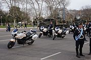 Oficiais com motocicletas durante um desfile cívico militar.