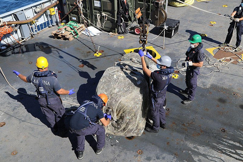 File:Emergenza ecoballe Golfo di Follonica - 50248672897.jpg