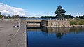 Slusen i dæmningen mellem fjorden og Lillehav