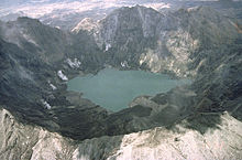 Vista aèria. Fumaroles al cràter del vocà Pinatubo (U.S. Geological Survey, maig de 1992)