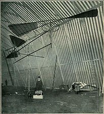 Helicóptero N°12 in die vliegtuigloods (1905)