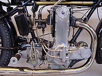 De motor met bovenliggende nokkenas vereiste een uitgebreid dry-sump-smeersysteem. De olietank onder het zadel had dan ook aan- en terugvoerleidingen. De koppelingsbediening was in 1927 gewijzigd.