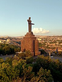 La monumenta statuo de Patrino Armenio en la parko.