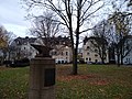 Der Amboßplatz in Düsseldorf-Lörick mit gleichnamigen Denkmal