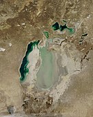 Novembre de 2003 – Una gran part de les aigües del Mar Oriental s'ha evaporat, els remolins verds de jade representen sediments a les aigües poc profundes.