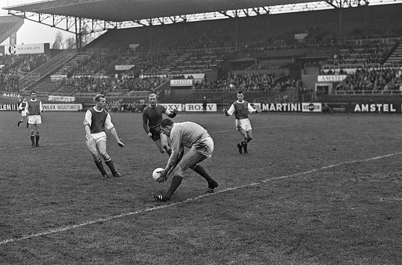 File:DWS tegen GVAV 1-1. Tonny van Leeuwen pakt de bal, voor hem Martin Koeman en Pie, Bestanddeelnr 920-8689.jpg