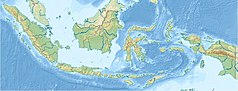 Mapa konturowa Indonezji, blisko centrum na prawo znajduje się punkt z opisem „Buru”