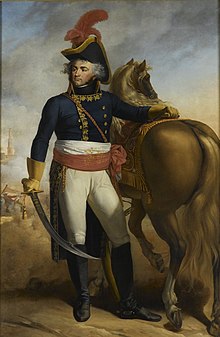 Portrait en pied d'un général français, coiffé d'un bicorne à plume rouge et en uniforme bleu brodé d'or, sabre à la main, à côté de son cheval.