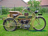 Matchless-JAP 2-speed zijspantrekker (Model 7 8 HP Twin) uit 1912. De machine had dubbele riemaandrijving naar het achterwiel, enerzijds om het vermogen aan te kunnen, anderzijds vanwege het gewicht van het zijspan. De twee stangetjes naar het achterwiel zijn voor de trommelrem (boven) en de tweeversnellingsnaaf (onder). Het zijspanwiel werkte als zwenkwiel, maar kon door minder ervaren zijspanrijders ook vastgezet worden.