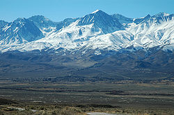 Údolí Owens Valley, město Big Pine a východní svahy pohoří Sierra Nevada