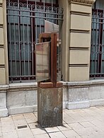 Escultura en homenaje al teatro asturiano frente al teatro