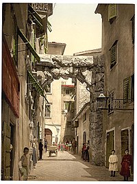 Rijeka, Cổng vòm La Mã trong Thành phố Cổ, vào năm 1900