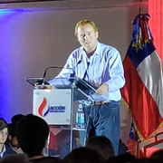 Rojo Edwards en el primer aniversario de Acción Republicana.png