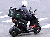 Në vitet 2020, shërbimet e shumta të dërgimit të ushqimit online si Uber Eats, Postmates, DoorDash dhe Grubhub u bënë popullore. Në foto sipër është një punonjës Uber Eats që po shpërndan një vakt.