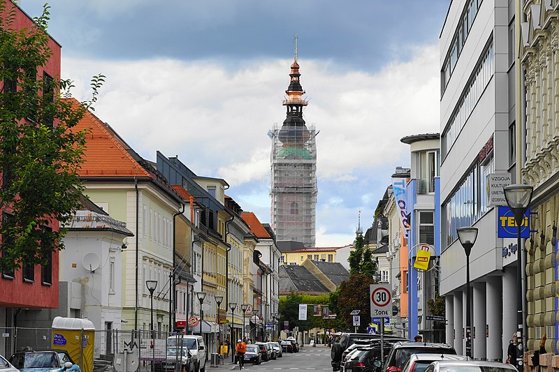 File:10. Oktober Straße; Stadthauptpfarrkirche St. Egid, Klagenfurt, Kärnten.jpg