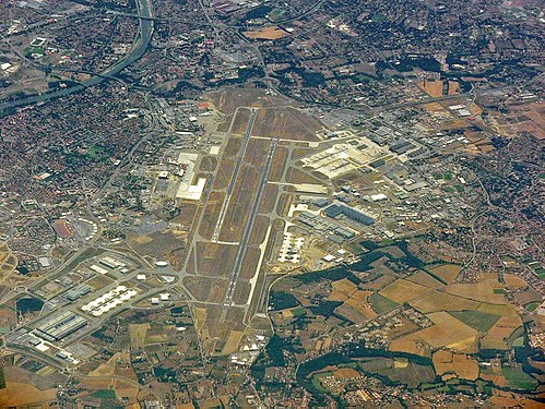 Vue aérienne de l'aéroport de Toulouse-Blagnac (été 2006) : usines d'AéroConstellation au premier plan, Blagnac à gauche. Toulouse couvre les zones urbanisées restantes (stade, périphérique, coulée verte du Touch, usines d'Airbus dans le quartier de Saint-Martin-du-Touch). Colomiers se trouve à l'extrême droite.