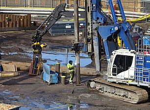 Pålningsarbeten (skarvning av stålpåle) för nya huvudbron, mars 2019.