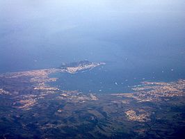 Luchtfoto van de Baai van Gibraltar met rechtsonder de haven van Algeciras