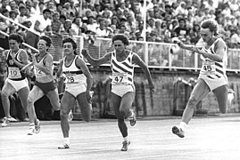 Bundesarchiv Bild 183-1986-0817-001, Heike Drechsler, Marlis Göhr, Silke Gladisch, Ina Morgenstern, Cornelia Oschkenat.jpg