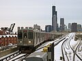 Ein Zug der Red Line nähert sich der Station Cermak-Chinatown.