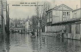 « Le tramway passait dans cette rue d'Asnières-sur-Seine » („Die Straßenbahn fuhr durch diese Straße von Asnières-sur-Seine“)