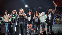 Guns N’ Roses nykyisessä kokoonpanossaan vuonna 2016, vasemmalta: Richard Fortus, Dizzy Reed, Duff McKagan, Axl Rose, Slash, Melissa Reese ja Frank Ferrer.