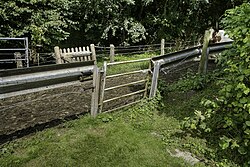 Toegang door het koeienpad gezien vanaf de boerderij, met op de achtergrond het pad naar het kerkhof