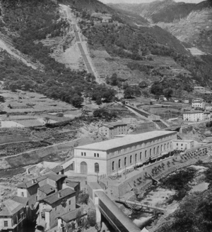 Zentrale Campocologno 1 ca. 1908. Die im Foto noch ersichtlichen fünf Druckleitungen sind später in einem einzigen großen Druckrohr zusammengefasst worden.