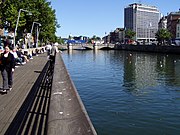 De Liffey mei boardwalk en O'Connelbridge yn Dublin