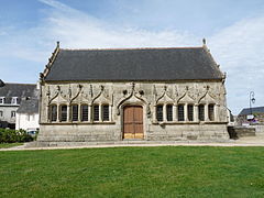 La façade de l'ossuaire de Pleyben.