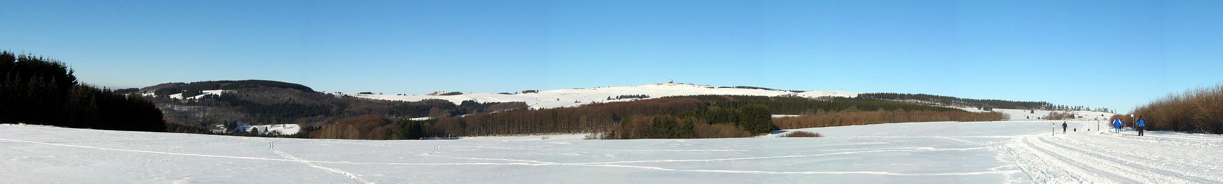 Bei schönem Winterwetter hat man von der Höhenloipe Rotes Moor - Wasserkuppe diesen Blick auf die Wasserkuppe