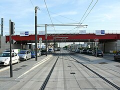 La ligne passe sous l'infrastructure ferroviaire de la Grande Ceinture, doublée par les voies du T11 Express.