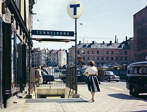 Provisorisk nedgång i hörnet Drottning­gatan/Klarabergsgatan, 1950-tal.