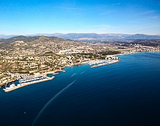 Vue panoramique de la commune de Mandelieu-la-Napoule et son aéroport