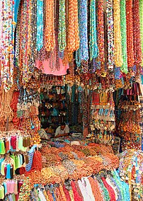 Marchand du souk d'Essaouira (Maroc). (définition réelle 1 995 × 2 807)