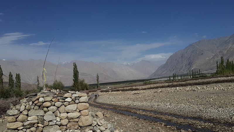 File:Near a small village in the Nubra valley.jpg