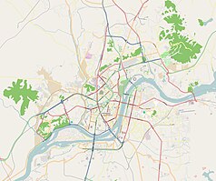 Mapa konturowa Pjongjangu, na dole znajduje się punkt z opisem „Pomnik Trzypunktowej Karty Zjednoczenia Narodowego”