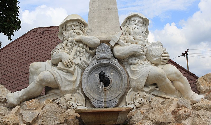 File:Althofen - Gnomenbrunnen-Detail.jpg